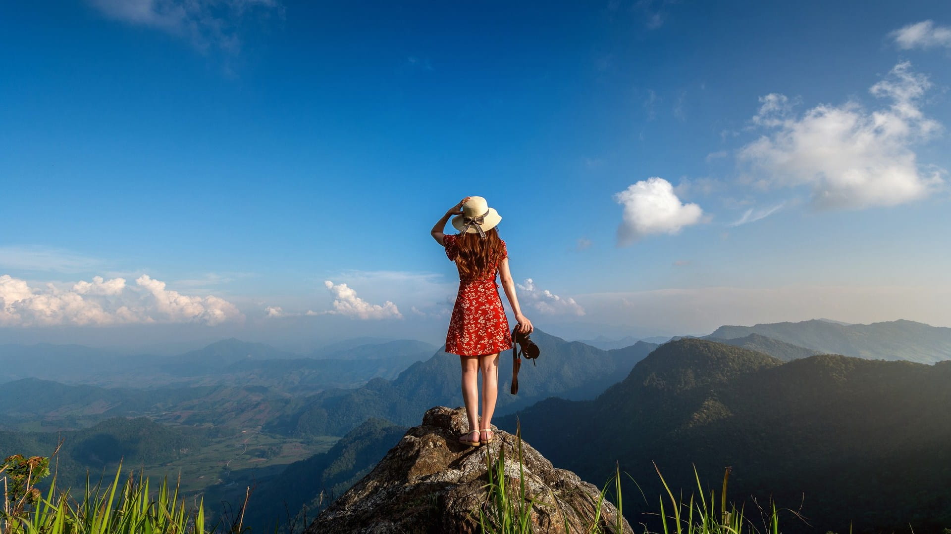 Tourist-sitting-on-phu-sub-lek-viewpoint-1