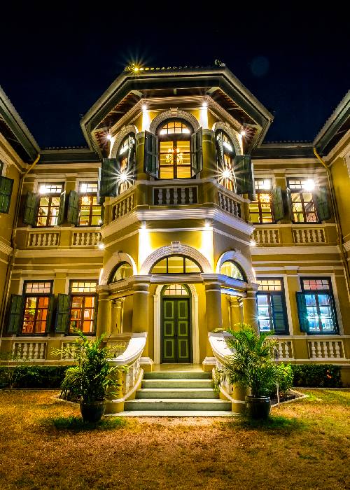 colonial-style-house-night-scene